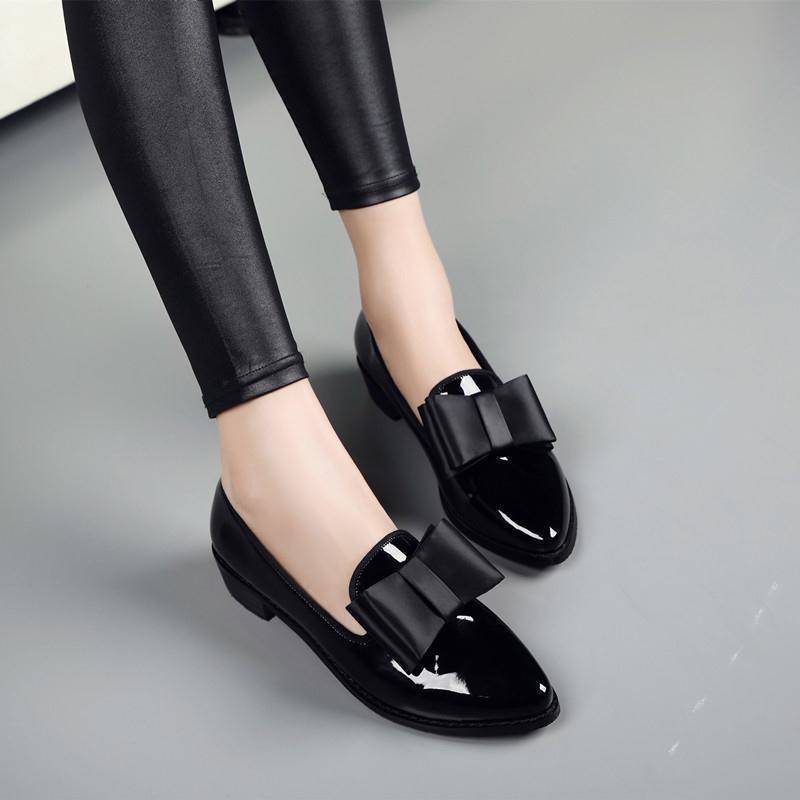 Zapatos planos de cuero británicos con punta puntiaguda
