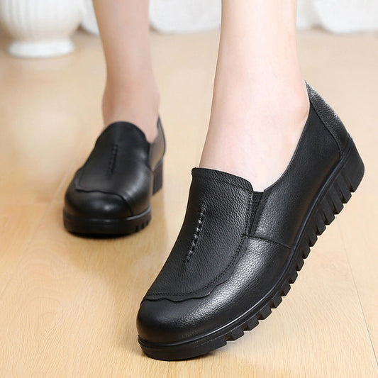 Zapatos de cuero con suela blanda y pliegues