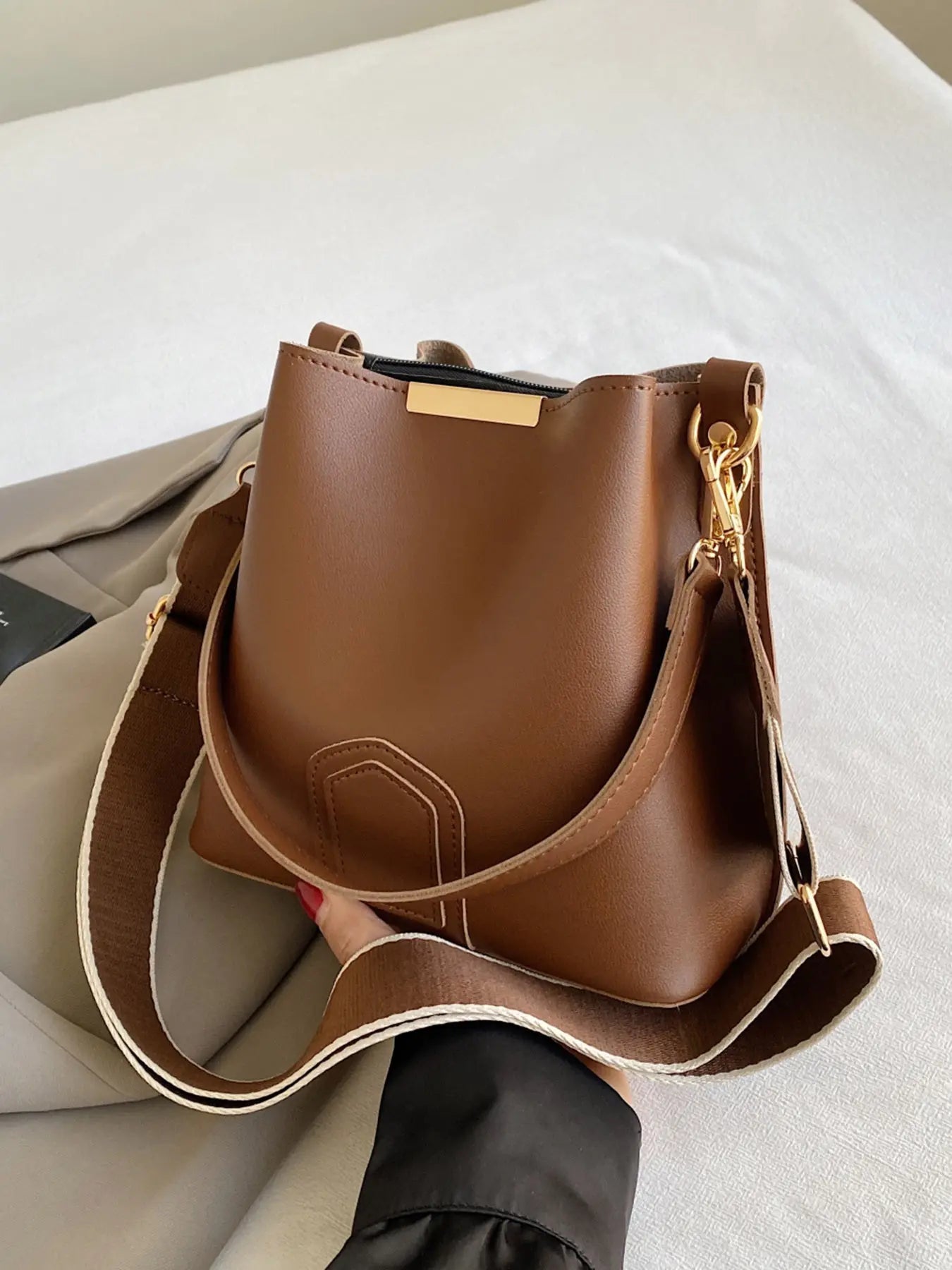 Nuevo y moderno bolso cubo cruzado — Un bolso de mano y de hombro versátil y elegante