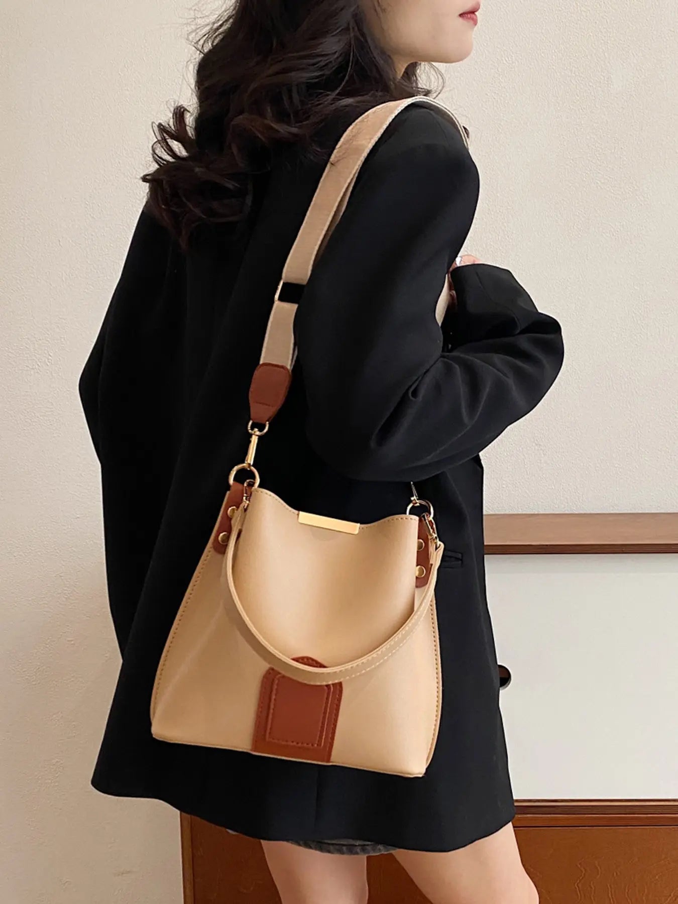 Nuevo y moderno bolso cubo cruzado — Un bolso de mano y de hombro versátil y elegante