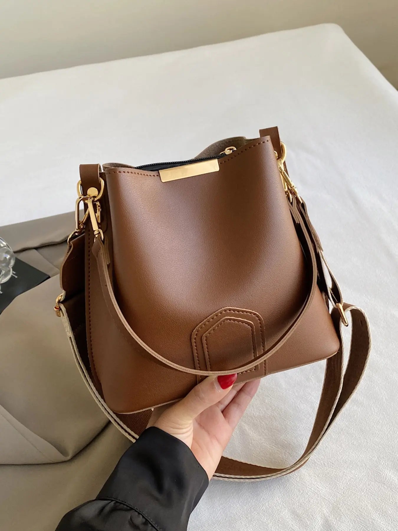 Nuevo y moderno bolso cubo cruzado — Un bolso de mano y de hombro versátil y elegante