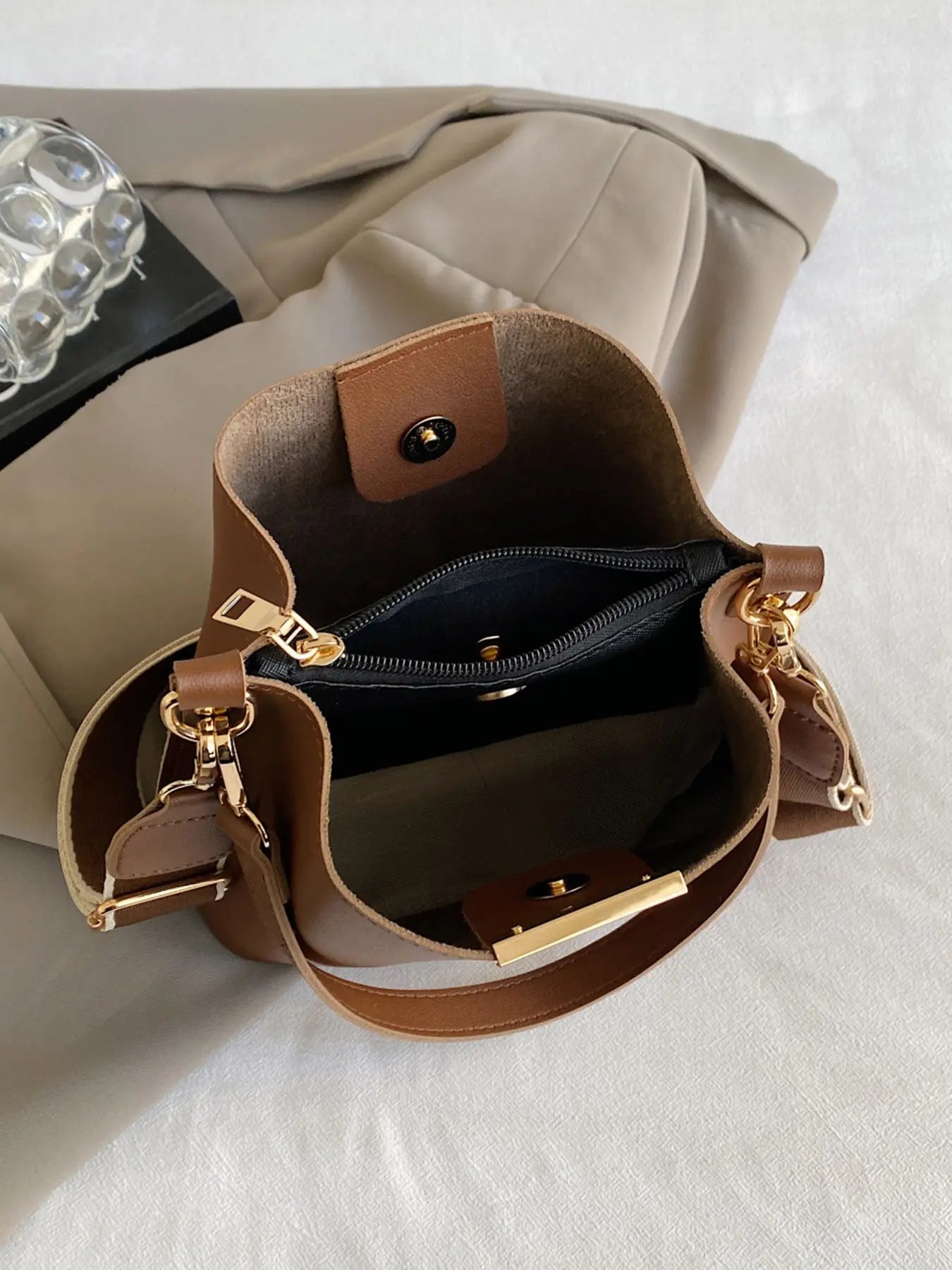 Nuevo y moderno bolso cubo cruzado — Un bolso de mano y de hombro versátil y elegante
