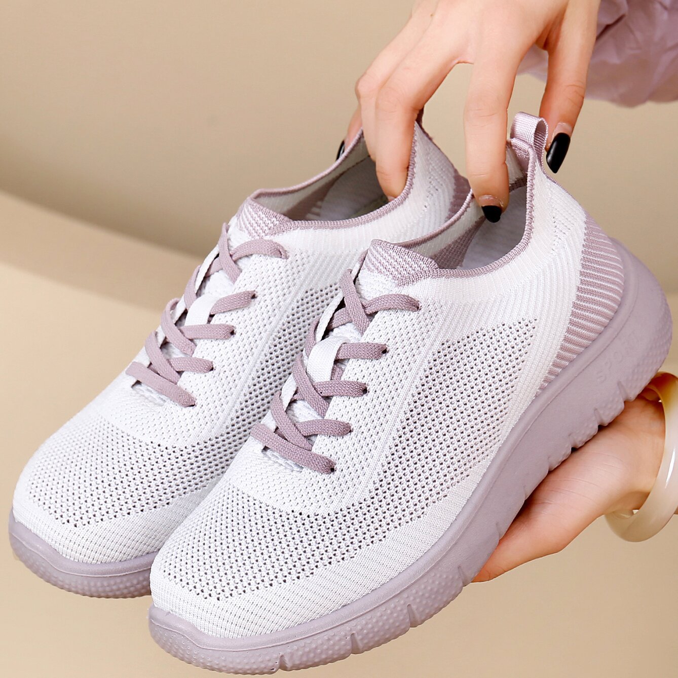 Zapatillas resistentes al desgaste, con puntera redonda y suela blanda.