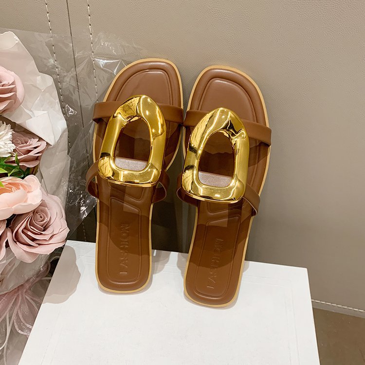 Sandalia con herraje de moda para mujer