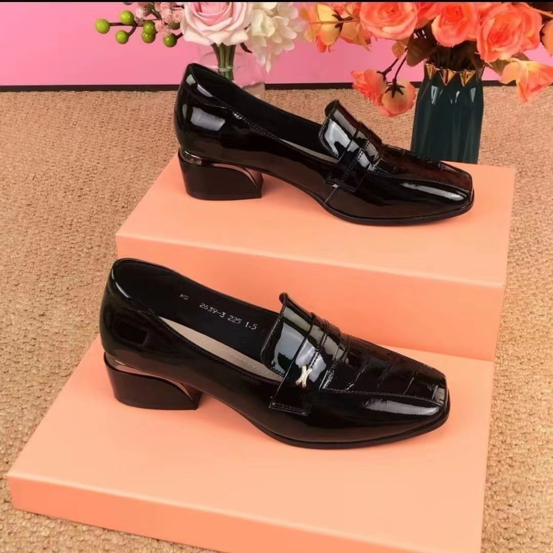 Zapatos de piel de tacón bajo y empeine alto
