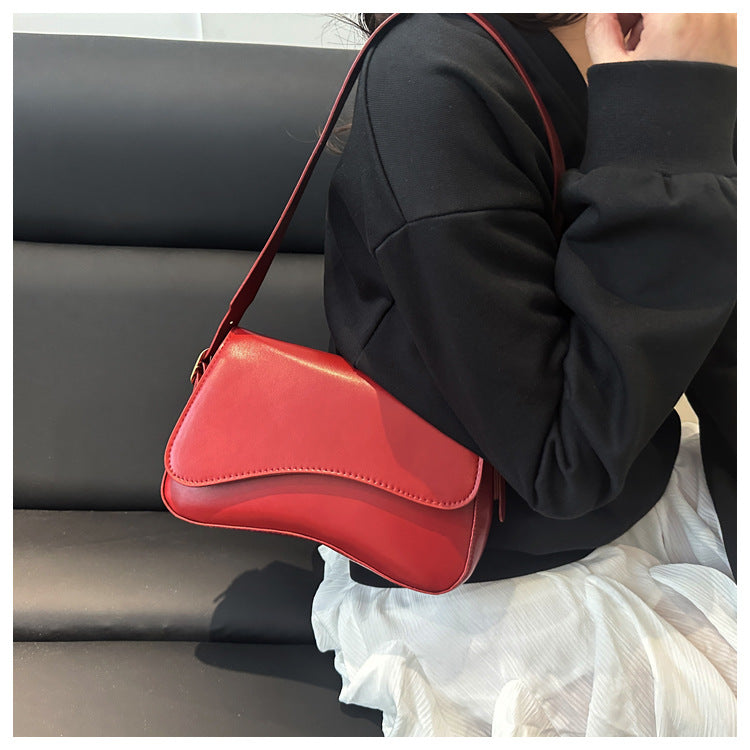 Nuevo bolso de hombro, de mano o para llevar bajo el brazo: moderno y práctico para el día a día.