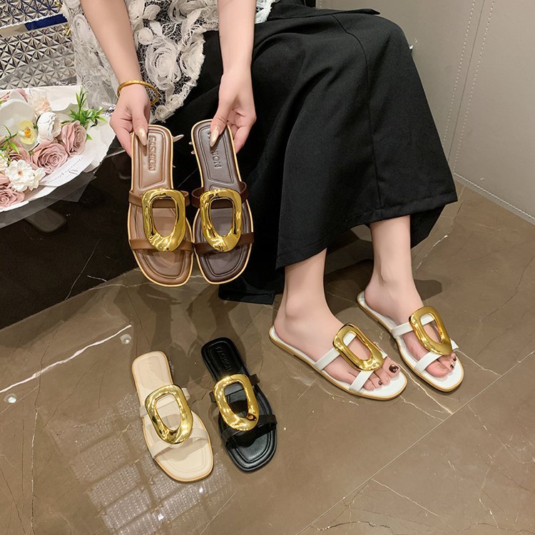 Sandalia con herraje de moda para mujer