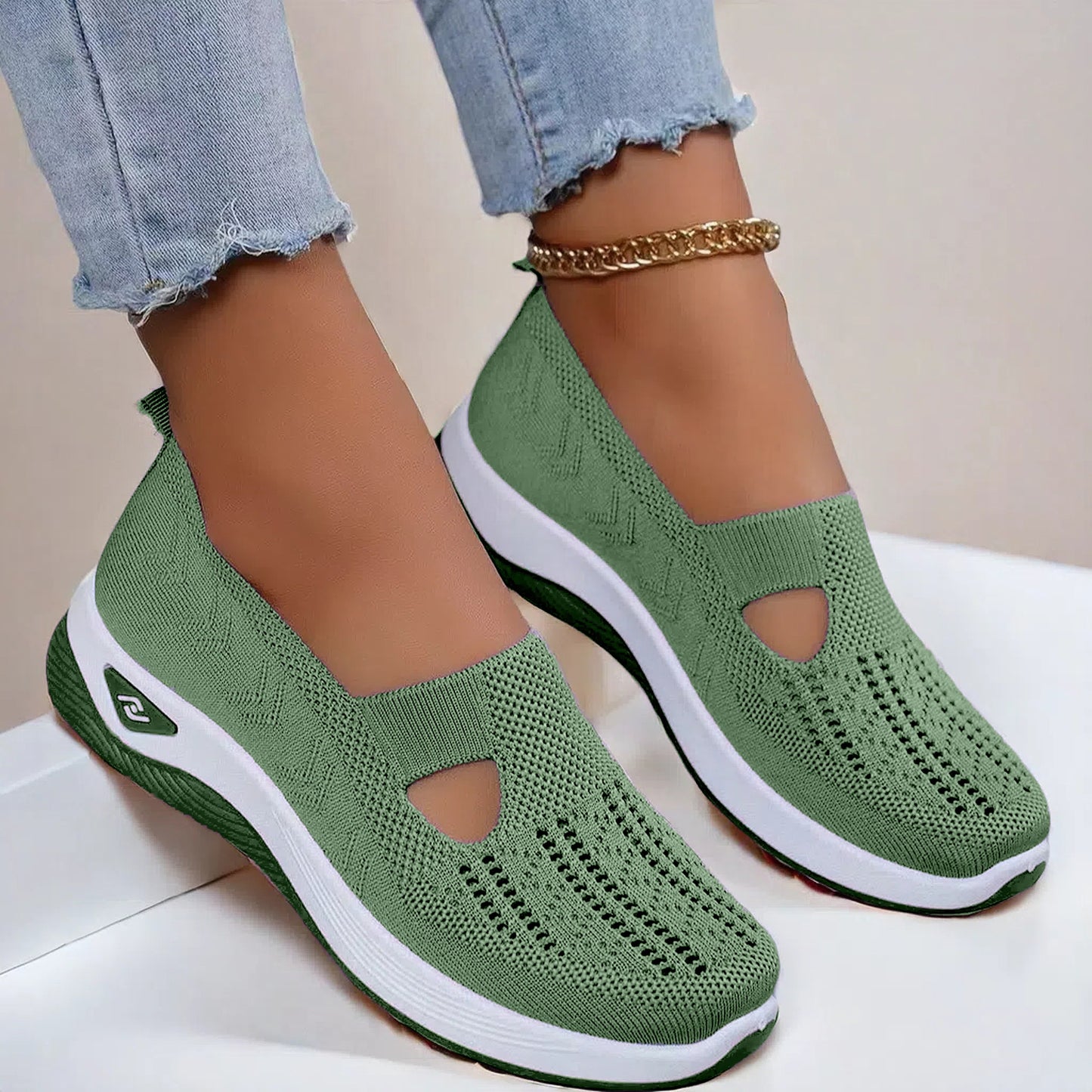 Zapatillas de malla Flyknit transpirables con diseño calado.