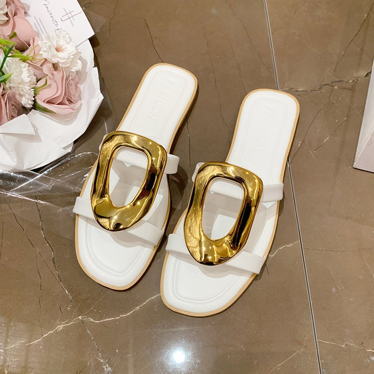 Sandalia con herraje de moda para mujer