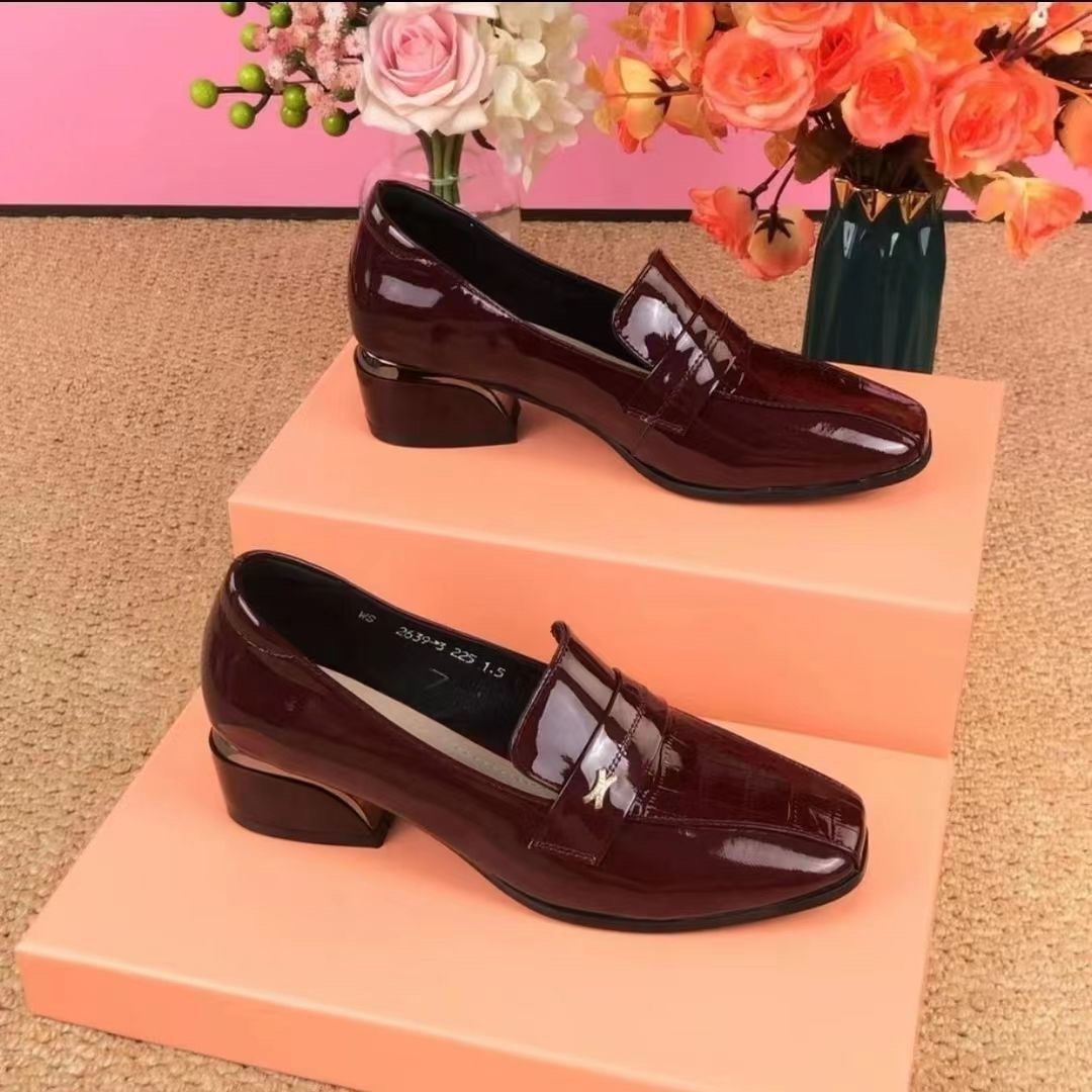 Zapatos de piel de tacón bajo y empeine alto