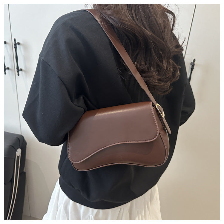 Nuevo bolso de hombro, de mano o para llevar bajo el brazo: moderno y práctico para el día a día.