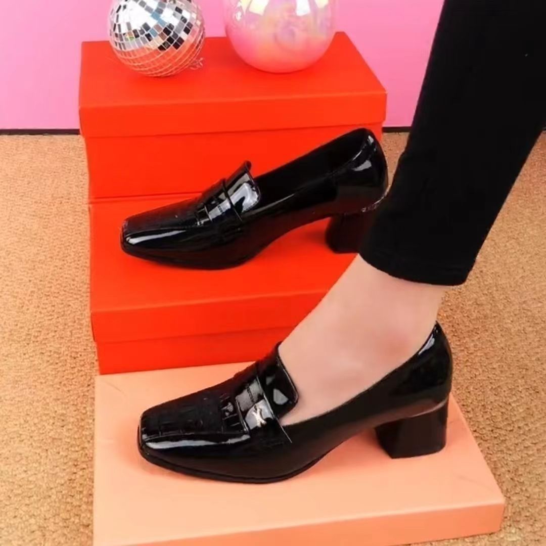 Zapatos de piel de tacón bajo y empeine alto