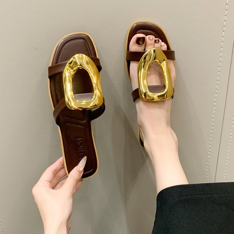 Sandalia con herraje de moda para mujer