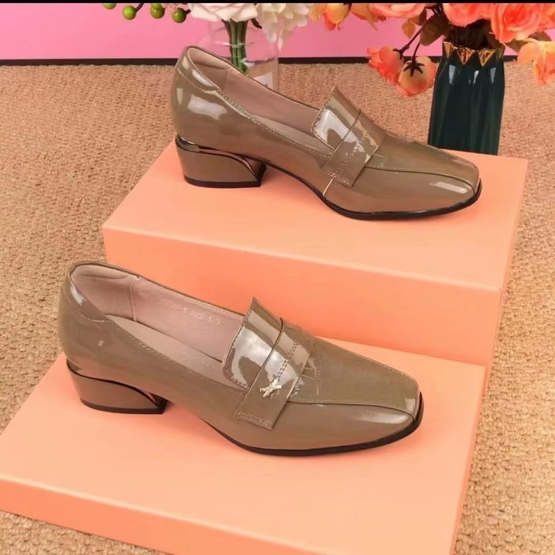 Zapatos de piel de tacón bajo y empeine alto