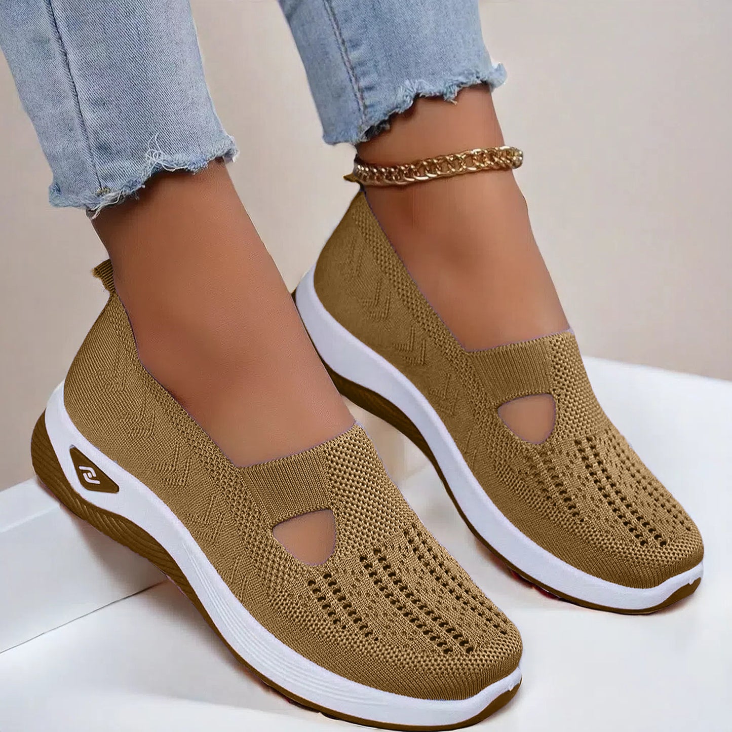 Zapatillas de malla Flyknit transpirables con diseño calado.