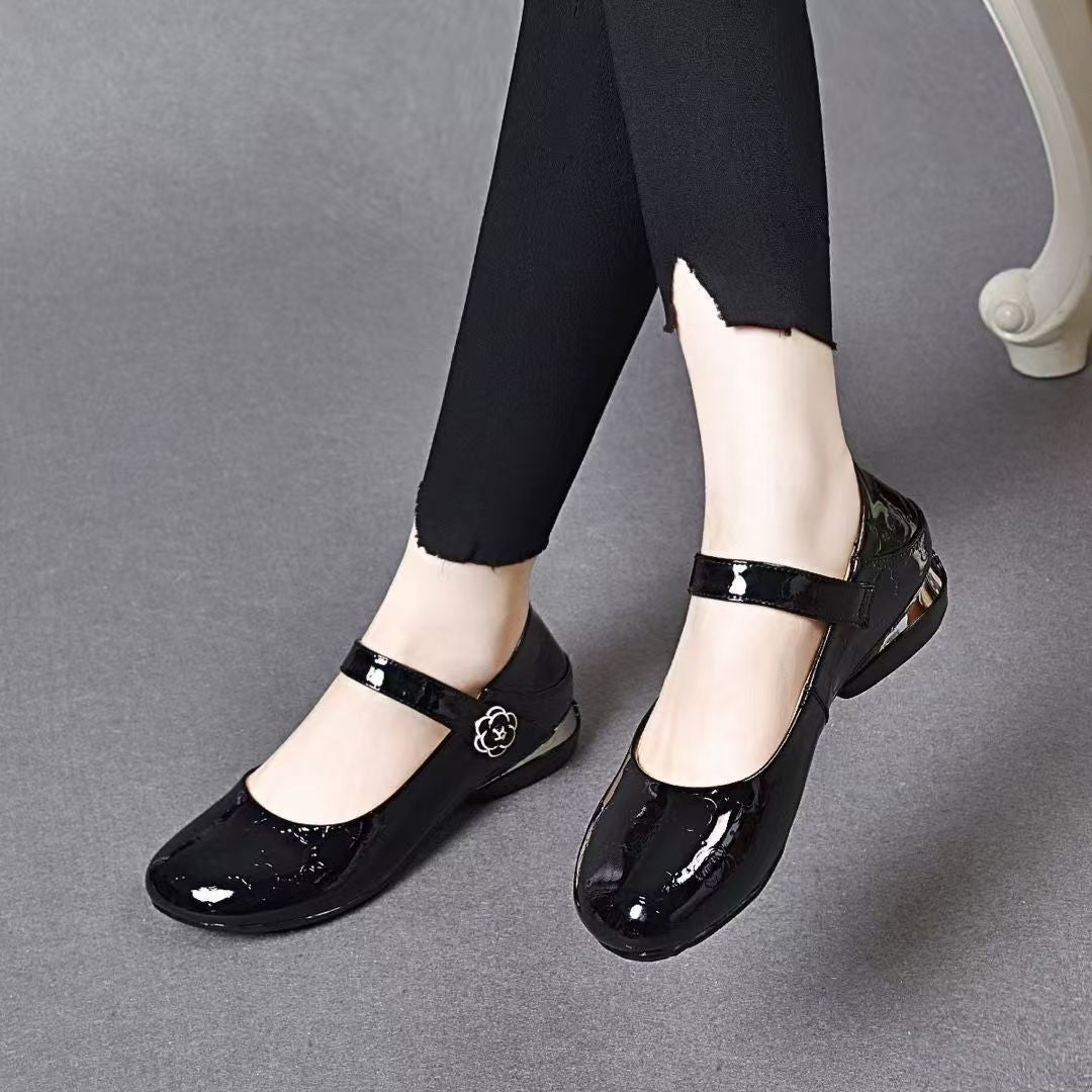 Zapatos suaves de charol con punta redonda