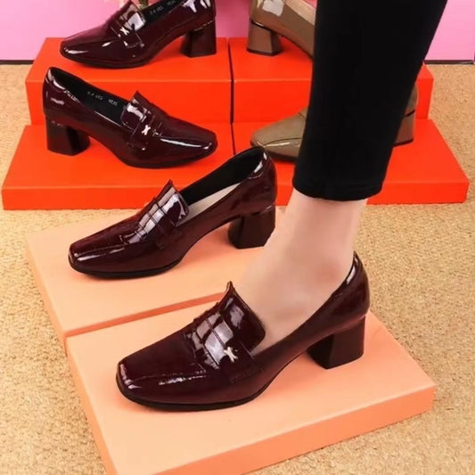 Zapatos de piel de tacón bajo y empeine alto