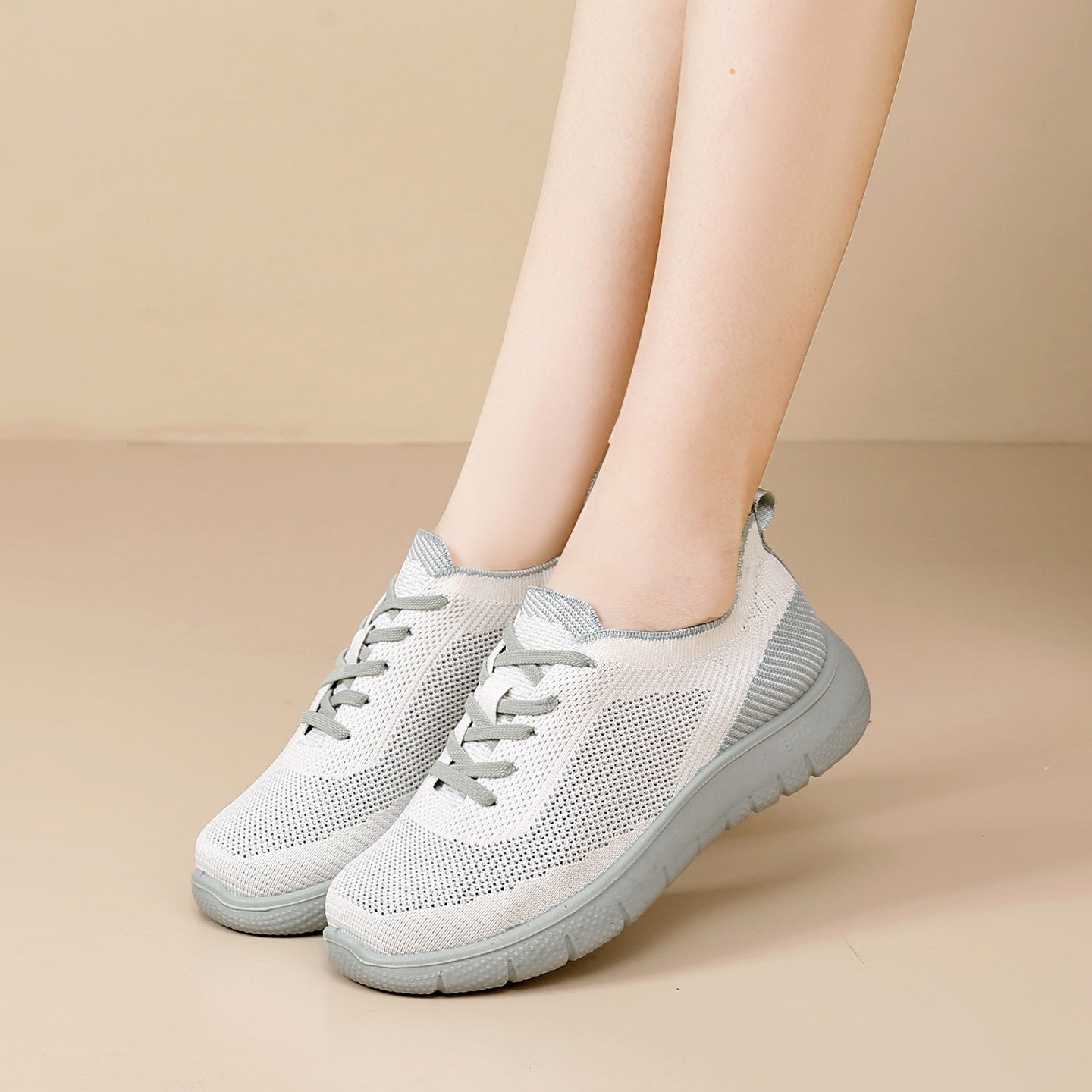 Zapatillas resistentes al desgaste, con puntera redonda y suela blanda.