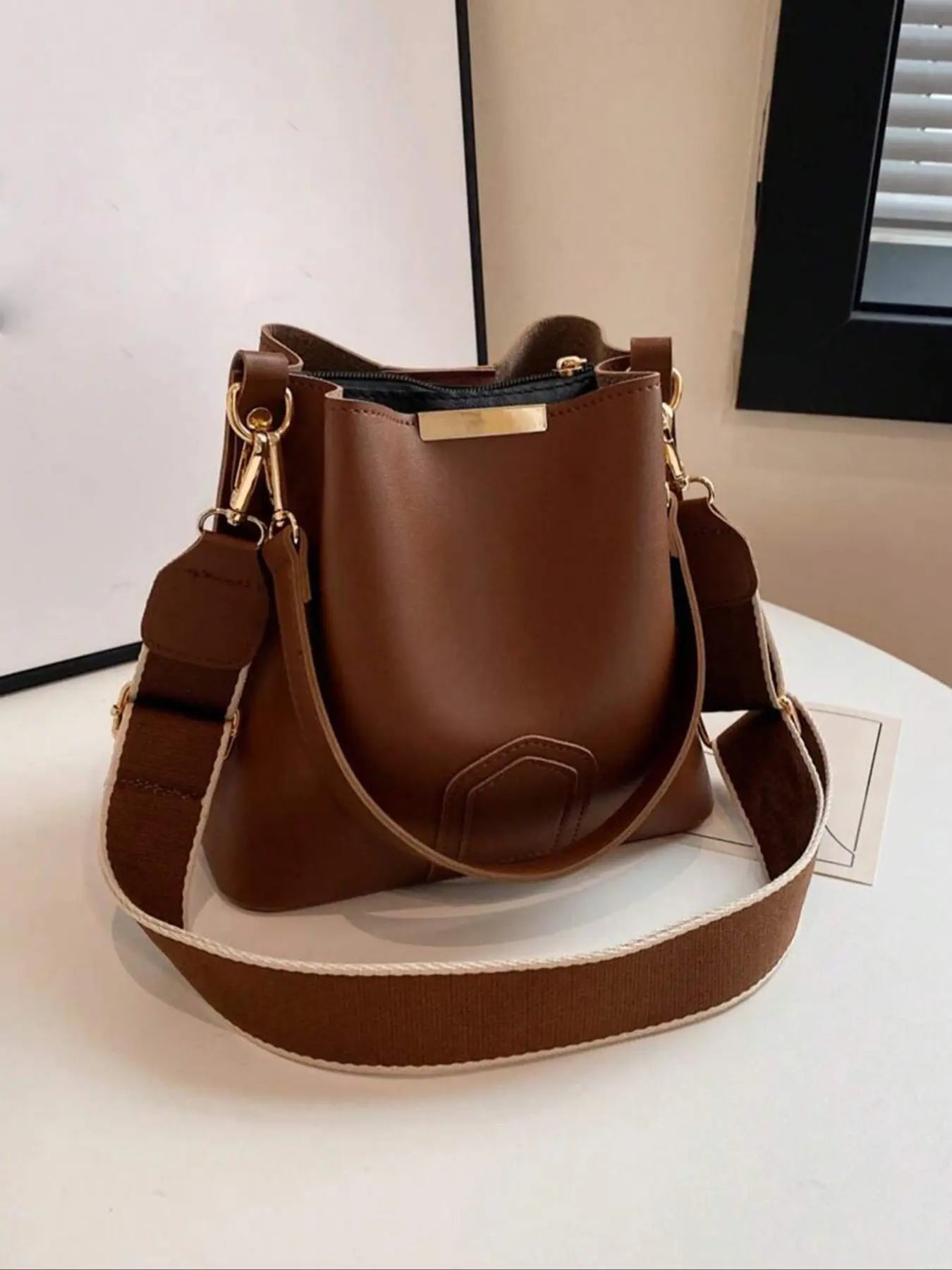 Nuevo y moderno bolso cubo cruzado — Un bolso de mano y de hombro versátil y elegante