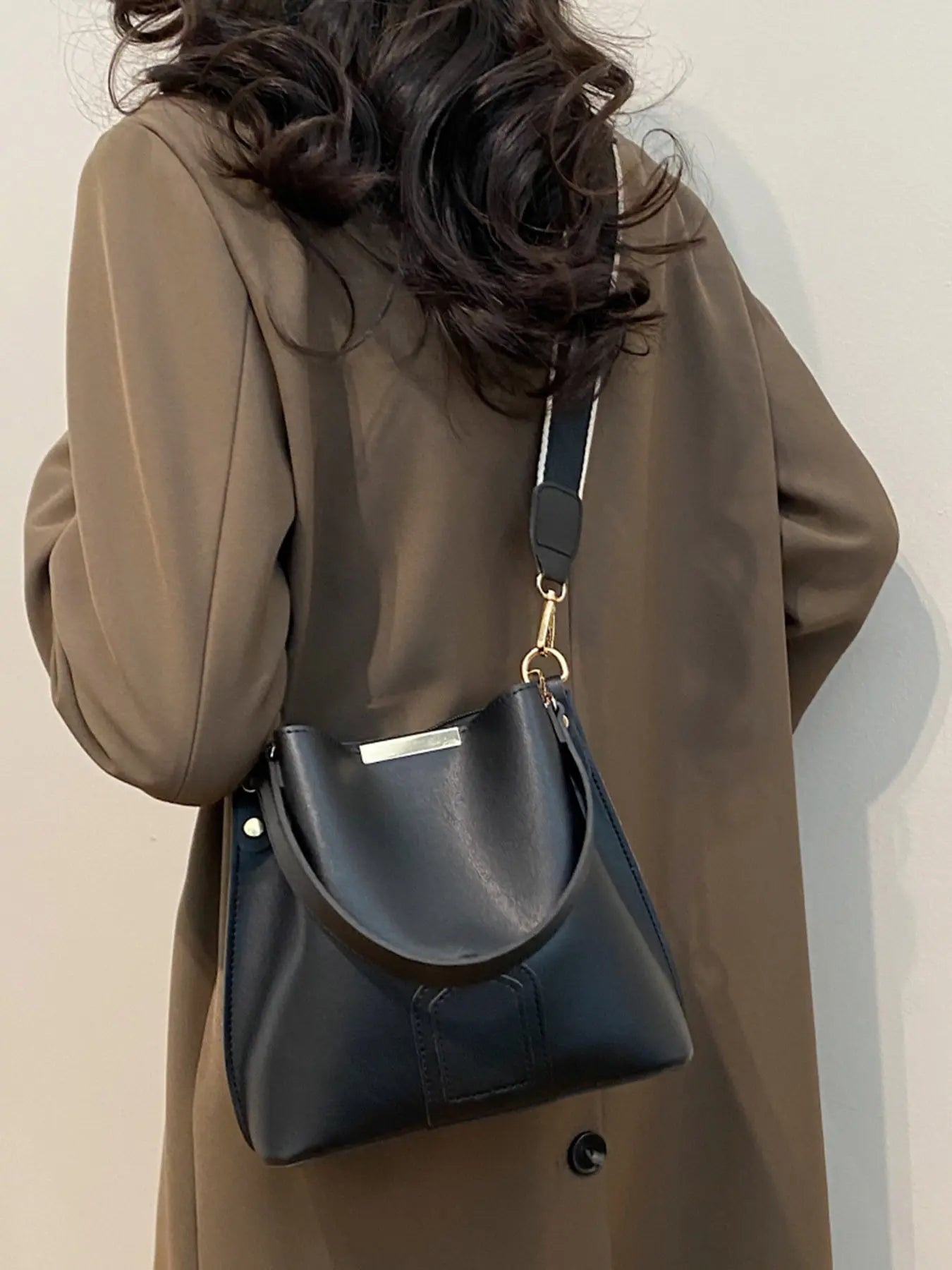 Nuevo y moderno bolso cubo cruzado — Un bolso de mano y de hombro versátil y elegante