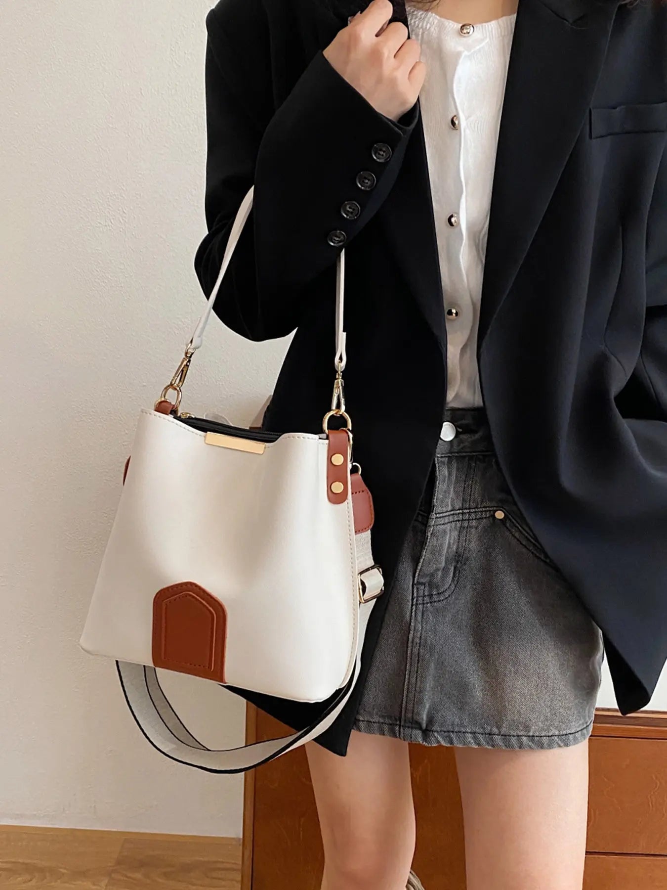 Nuevo y moderno bolso cubo cruzado — Un bolso de mano y de hombro versátil y elegante